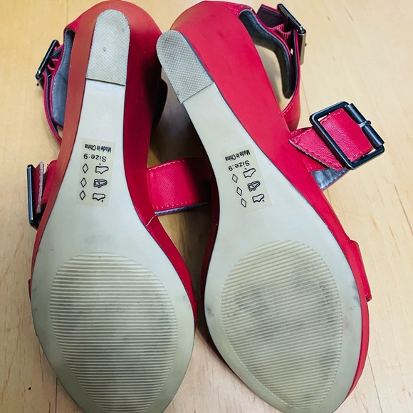 Red summer shoes, new, size 9. - Picture 3 of 9
